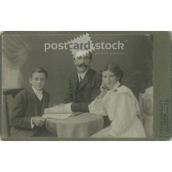   1909 – Édesapa gyermekeivel. A fotó a bérmálás emlékére készült, a szereplők személye ismeretlen. A fotó a Spengler műteremben készült, Moers városában. Régi fotó / Kabinetfotó / keményhátú fotó. (2793173)