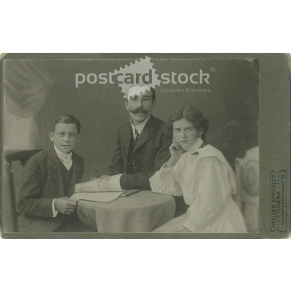 1909 - Édesapa gyermekeivel. A fotó a bérmálás emlékére készült, a szereplők személye ismeretlen. A fotó a Spengler műteremben készült, Moers városában. Régi fotó / Kabinetfotó / keményhátú fotó. (2793173)