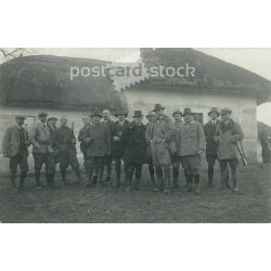   1925 - Vadászaton, csoportkép, valahol Magyarországon. A kép készítője és a rajta szereplők személye ismeretlen. Eredeti papírkép. Fekete-fehér fotólap, képeslap. (2793203)