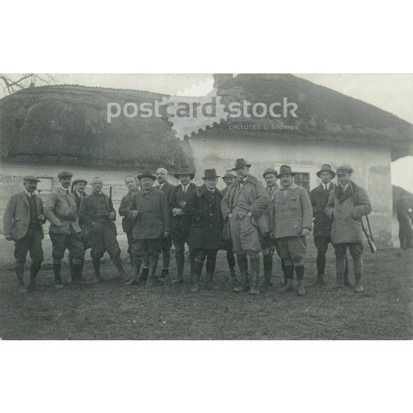 1925 - Vadászaton, csoportkép, valahol Magyarországon. A kép készítője és a rajta szereplők személye ismeretlen. Eredeti papírkép. Fekete-fehér fotólap, képeslap. (2793203)