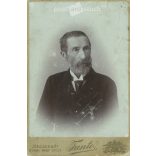 1900 - A kép Katona Zsigmondot ábrázolja, kitüntetéssel. A fotót a Fanto fényképészeti műterem készítette, Kecskeméten. Eredeti kabinetfotó / keményhátú fotó / vizitkártya, CDV fotó. (2793208)