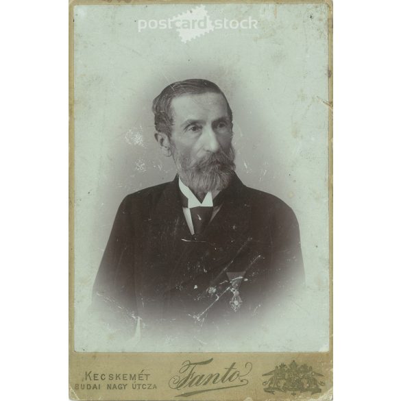 1900 - A kép Katona Zsigmondot ábrázolja, kitüntetéssel. A fotót a Fanto fényképészeti műterem készítette, Kecskeméten. Eredeti kabinetfotó / keményhátú fotó / vizitkártya, CDV fotó. (2793208)