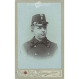 1905 - A fiatal, Schleimiler István műtermi fotója, mely Podleszny András fényképészeti műtermében készült, Kassán. Eredeti kabinetfotó / keményhátú fotó / vizitkártya, CDV fotó. (2793209)