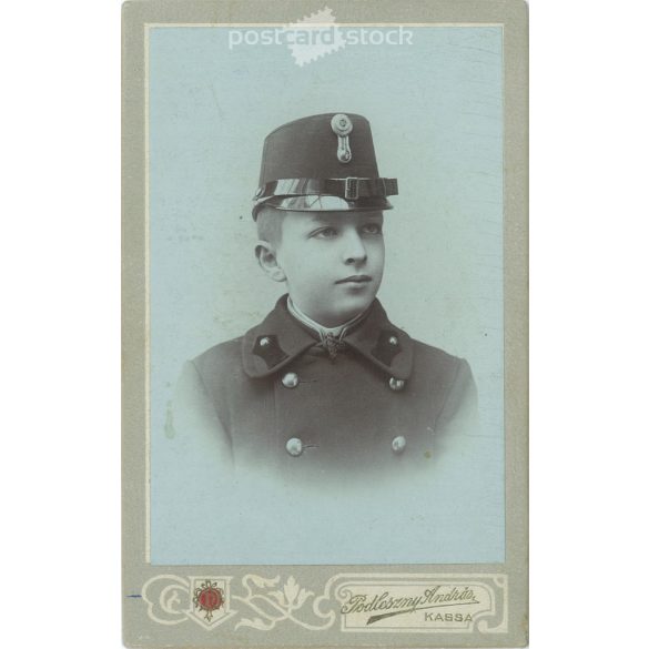 1905 - A fiatal, Schleimiler István műtermi fotója, mely Podleszny András fényképészeti műtermében készült, Kassán. Eredeti kabinetfotó / keményhátú fotó / vizitkártya, CDV fotó. (2793209)
