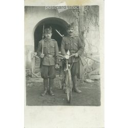   Kerékpáros katonai járőr és társa az 1900-as évek elejéről. Eredeti papírkép. Fotólap, képeslap. (2793214)