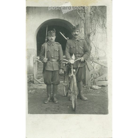 Kerékpáros katonai járőr és társa az 1900-as évek elejéről. Eredeti papírkép. Fotólap, képeslap. (2793214)