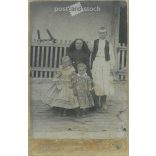A felvételt 1908 augusztusában készítette Szűcs István, Isten nevében, feltehetően saját családjáról. Eredeti kabinetfotó / keményhátú fotó / vizitkártya, CDV fotó. (2793217)