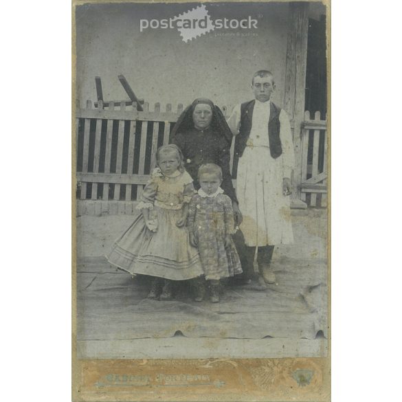 A felvételt 1908 augusztusában készítette Szűcs István, Isten nevében, feltehetően saját családjáról. Eredeti kabinetfotó / keményhátú fotó / vizitkártya, CDV fotó. (2793217)