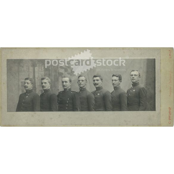 1903 - Pflanz fotóműterem munkája, Linz. Fiatal tisztek csoportképe, műtermi felvéte. Eredeti kabinetfotó / keményhátú fotó / vizitkártya, CDV fotó. (2793220)