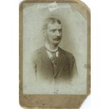 Berze Gyula fényképészeti műterem munkája, Arad. Ismeretlen, fiatal férfi fotója. Eredeti kabinetfotó / keményhátú fotó / vizitkártya, CDV fotó. Sérült. (2793228)