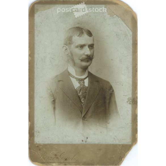 Berze Gyula fényképészeti műterem munkája, Arad. Ismeretlen, fiatal férfi fotója. Eredeti kabinetfotó / keményhátú fotó / vizitkártya, CDV fotó. Sérült. (2793228)
