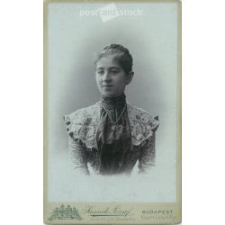   Fiatal, ismeretlen nő csipkefelsőben, medállal. A felvétel Kossak József fotóműtermében készült, Budapesten.  Eredeti kabinetfotó / keményhátú fotó / vizitkártya, CDV fotó. (2793233)