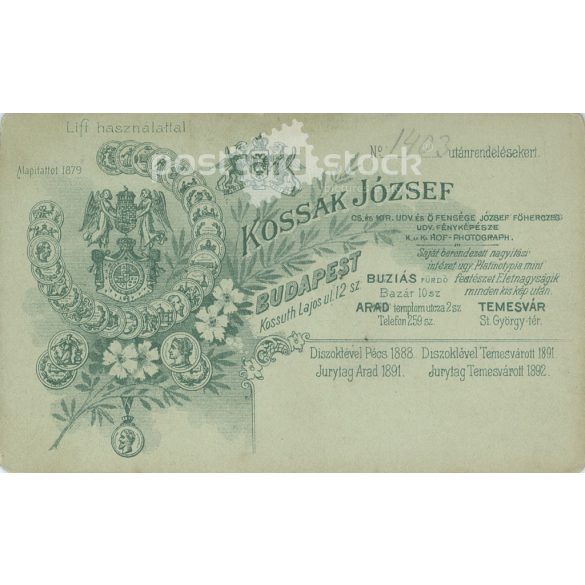 Fiatal, ismeretlen nő csipkefelsőben, medállal. A felvétel Kossak József fotóműtermében készült, Budapesten.  Eredeti kabinetfotó / keményhátú fotó / vizitkártya, CDV fotó. (2793233)