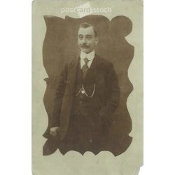   Ismeretlen, előkelő férfi elegáns öltözékben, óralánccal. Eredeti papírkép. Fekete-fehér fotólap, képeslap. (2793236)