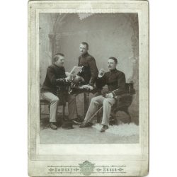   Kemény fotóműterem munkája, Kassa. Ismeretlen, fiatal tisztek műtermi felvétele. Eredeti kabinetfotó / keményhátú fotó / vizitkártya, CDV fotó. (2793251)