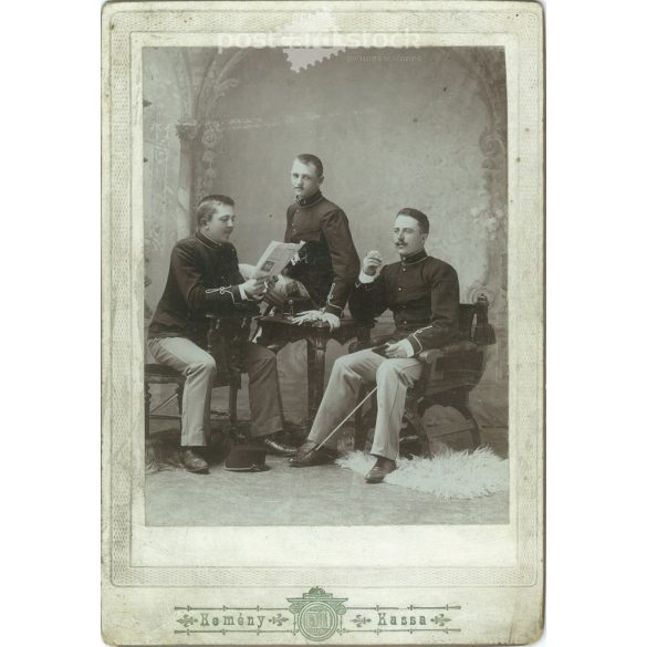 Kemény fotóműterem munkája, Kassa. Ismeretlen, fiatal tisztek műtermi felvétele. Eredeti kabinetfotó / keményhátú fotó / vizitkártya, CDV fotó. (2793251)