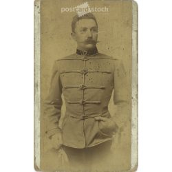   Stojanovits fényképészeti műterem munkája, Zombor. Ismeretlen, fiatal tiszt műtermi felvétele. Eredeti kabinetfotó / keményhátú fotó / vizitkártya, CDV fotó. (2793252)