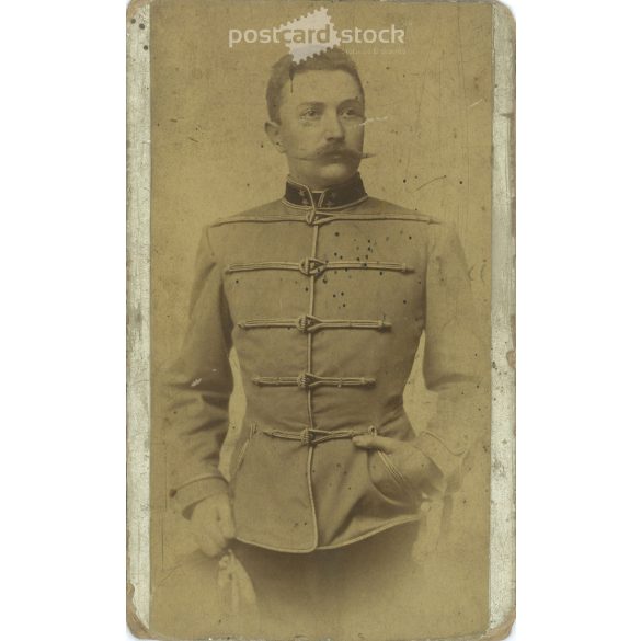 Stojanovits fényképészeti műterem munkája, Zombor. Ismeretlen, fiatal tiszt műtermi felvétele. Eredeti kabinetfotó / keményhátú fotó / vizitkártya, CDV fotó. (2793252)