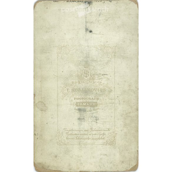 Stojanovits fényképészeti műterem munkája, Zombor. Ismeretlen, fiatal tiszt műtermi felvétele. Eredeti kabinetfotó / keményhátú fotó / vizitkártya, CDV fotó. (2793252)