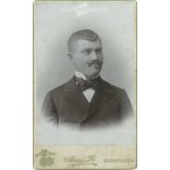 Mai és Társa fotóműterem felvétele, Budapest. A képen szereplő személye ismeretlen. Eredeti kabinetfotó / keményhátú fotó / vizitkártya, CDV fotó. (2793258)
