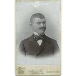   Mai és Társa fotóműterem felvétele, Budapest. A képen szereplő személye ismeretlen. Eredeti kabinetfotó / keményhátú fotó / vizitkártya, CDV fotó. (2793258)