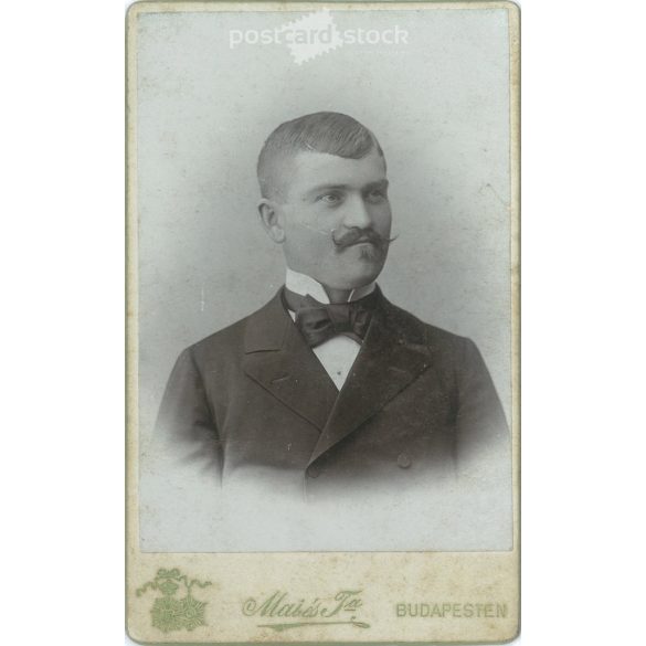 Mai és Társa fotóműterem felvétele, Budapest. A képen szereplő személye ismeretlen. Eredeti kabinetfotó / keményhátú fotó / vizitkártya, CDV fotó. (2793258)