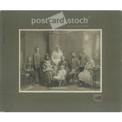   1900-as évek eleje, nyolc gyerekes család műtermi felvétele. A Hollósi fotóműterem munkája, Szabadkán. Eredeti, kartonra kasírozott, papírkép. (2793292)
