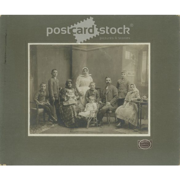 1900-as évek eleje, nyolc gyerekes család műtermi felvétele. A Hollósi fotóműterem munkája, Szabadkán. Eredeti, kartonra kasírozott, papírkép. (2793292)