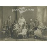 1900-as évek eleje, nyolc gyerekes család műtermi felvétele. A Hollósi fotóműterem munkája, Szabadkán. Eredeti, kartonra kasírozott, papírkép. (2793292)