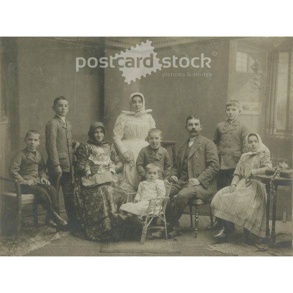 1900-as évek eleje, nyolc gyerekes család műtermi felvétele. A Hollósi fotóműterem munkája, Szabadkán. Eredeti, kartonra kasírozott, papírkép. (2793292)