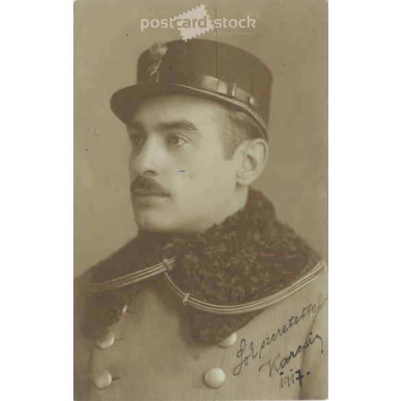 1917 - Fiatal tiszt műtermi portréfotója. „Sok szeretettel Karcsi” felirattal. Fotólap, képeslap. (2793391)