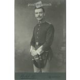 1909 - Fiatal tiszt műtermi fotója. Készült Budapesten a Medek fényképészeti műteremben. Régi fotó / Kabinetfotó / keményhátú fotó. (2793393)