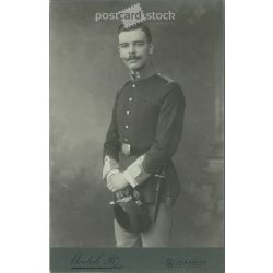   1909 - Fiatal tiszt műtermi fotója. Készült Budapesten a Medek fényképészeti műteremben. Régi fotó / Kabinetfotó / keményhátú fotó. (2793393)