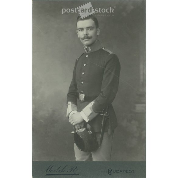 1909 - Fiatal tiszt műtermi fotója. Készült Budapesten a Medek fényképészeti műteremben. Régi fotó / Kabinetfotó / keményhátú fotó. (2793393)