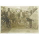 1900 - as évek eleje. Söröző, baráti társaság. A fotó feltételezhetően Magyarországon készült, készítője ismeretlen. Eredeti fekete-fehér papírkép. (2793396)