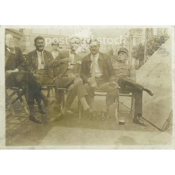 1900 - as évek eleje. Söröző, baráti társaság. A fotó feltételezhetően Magyarországon készült, készítője ismeretlen. Eredeti fekete-fehér papírkép. (2793396)