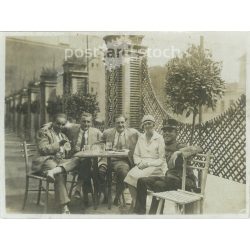   1900 - as évek eleje. Söröző, baráti társaság egy kerti teraszon. A fotó feltételezhetően Magyarországon készült, készítője ismeretlen. Eredeti fekete-fehér papírkép. (2793397)