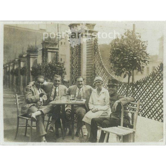 1900 - as évek eleje. Söröző, baráti társaság egy kerti teraszon. A fotó feltételezhetően Magyarországon készült, készítője ismeretlen. Eredeti fekete-fehér papírkép. (2793397)