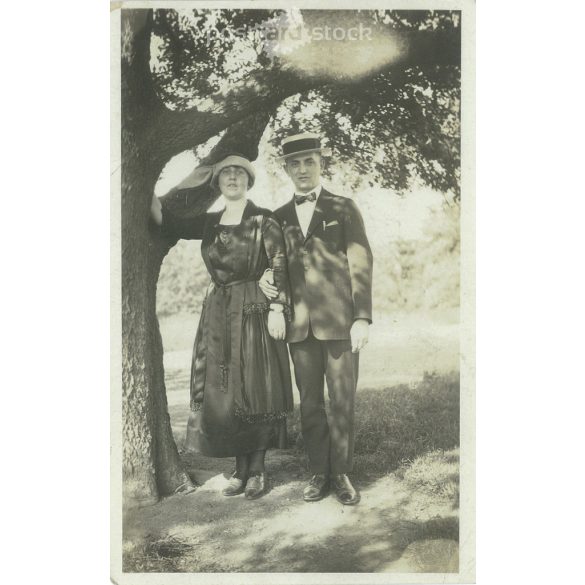 1921 - New York. Fiatal pár napsütésben. A képen szereplők és a kép készítője ismeretlen. Eredeti fotó. Fekete-fehér fotólap, képeslap. (2793398)