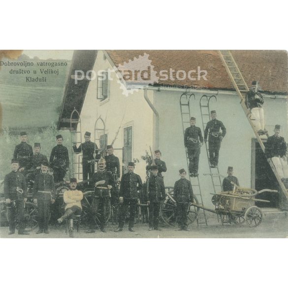 1900-as évek eleje. Önkéntes tűzoltóság Velika Kladusán. Színezett fotólap, képeslap. (2793400)