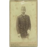 1893 - Bécs. Középkorú, ismeretlen tiszt műtermi fotója. A kép Wilhelm Neuss fényképészeti műtermében készült. Régi fotó / Kabinetfotó / keményhátú fotó. (2793401)
