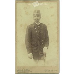   1893 - Bécs. Középkorú, ismeretlen tiszt műtermi fotója. A kép Wilhelm Neuss fényképészeti műtermében készült. Régi fotó / Kabinetfotó / keményhátú fotó. (2793401)
