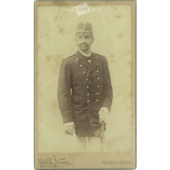 1893 - Bécs. Középkorú, ismeretlen tiszt műtermi fotója. A kép Wilhelm Neuss fényképészeti műtermében készült. Régi fotó / Kabinetfotó / keményhátú fotó. (2793401)
