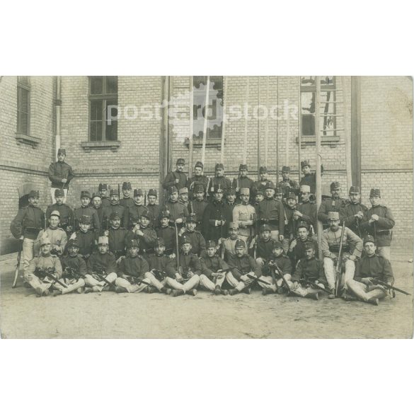 1911 - Budapest. Katonai csoportkép. A képen szereplők személye ismeretlen. a Fotót Schäffer Armin műterme készítette. Eredeti fotó. Fekete-fehér fotólap, képeslap. (2793402)