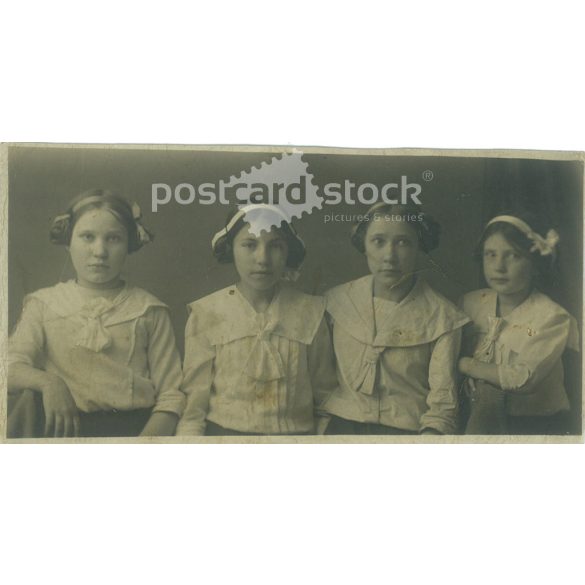 1912 - Lánytestvérek, masnis frizurával. A képen szereplők és a kép készítője ismeretlen. Eredeti fotó. Fekete-fehér fotólap, képeslap részlet. (2793405)