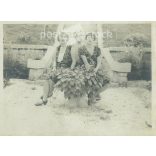1920-as évek. Családi csoportkép a parkban. Édesanya lányaival. A képen szereplők és a kép készítője ismeretlen. Fekete-fehér fotó, eredeti papírkép. (2793409)