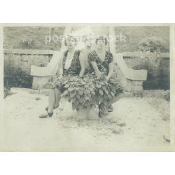   1920-as évek. Családi csoportkép a parkban. Édesanya lányaival. A képen szereplők és a kép készítője ismeretlen. Fekete-fehér fotó, eredeti papírkép. (2793409)