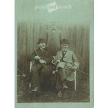 1920-as évek. Vidám férfiak kalapban, sétabottal. A képen szereplők és a kép készítője ismeretlen. Eredeti papírkép. Fekete-fehér fotó, eredeti papírkép. (2793413)