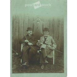   1920-as évek. Vidám férfiak kalapban, sétabottal. A képen szereplők és a kép készítője ismeretlen. Eredeti papírkép. Fekete-fehér fotó, eredeti papírkép. (2793413)