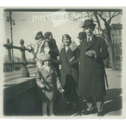   1930-as évek. Pesti Dunakorzó, délutáni családi séta. A képen szereplők és a kép készítője ismeretlen. Eredeti papírkép. (2793414)